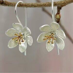 💕 NEW Elegant Silver and Gold Flower Drop Earrings 💕